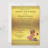 Baby Girl on Phone Baby Shower Gold Chevrons Einladung (Rückseite)