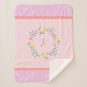 Baby Girl Pastel Pink und Lavender Floral Monogram Sherpadecke