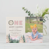Baby Girl Rustic One Happy Camper Geburtstag Einladung (Stehend Vorderseite)