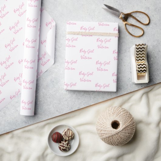 Baby Girl Script Pink Personalisierter Name Geschenkpapier (Kunsthandwerk)