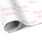 Baby Girl Script Pink Personalisierter Name Geschenkpapier (Rolleneckpunkt)