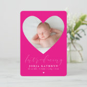 BABY GIRL stellt Foto-Herzrahmen Fushcia vor Einladung (Stehend Vorderseite)
