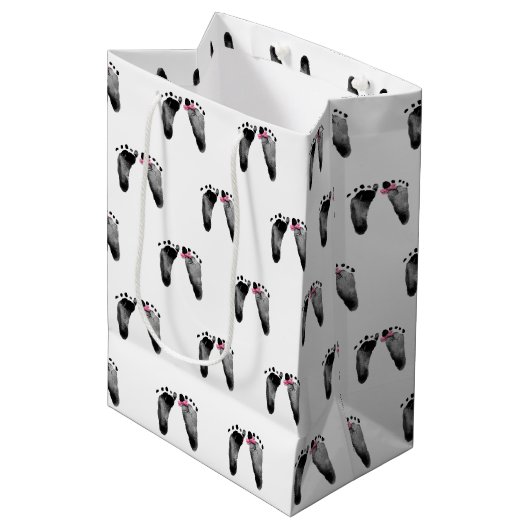 Baby Girl with Bow Footprints Medium Gift Bag Mittlere Geschenktüte (Vorderseite Schrägansicht)