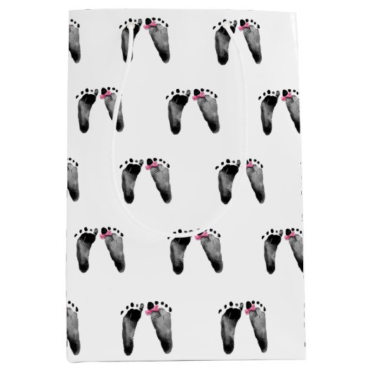 Baby Girl with Bow Footprints Medium Gift Bag Mittlere Geschenktüte (Vorderseite)