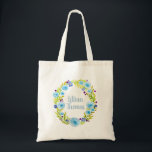 Baby Girl's Blue Watercolor Blume Wreath and Name Tragetasche<br><div class="desc">Diese wunderschöne Tasche verfügt über einen eleganten Aquarellkranz mit blauer Blume und Platz für Sie,  um das erste und zweite Baby in einem hübschen Schriftart zu schreiben. Ein ideales Geschenk für Ihr niedliches kleines Mädchen oder für ihre neue Mami,  um es als einfache Windbeutel zu benutzen.</div>