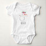 Baby Girls First Christmas Blume Snowman und Name Baby Strampler<br><div class="desc">Dieses bezaubernde Design verfügt über einen einzigartigen Schneemann im Wasserfarbenstil,  der eine Christmassage trägt,  sowie über Platz für Sie,  um das Objekt mit dem Namen Ihres kleinen Mädchens zu personalisieren. Der perfekte Sake für euch das erste Weihnachtsfest!</div>