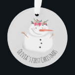 Baby Girls First Christmas Blume Snowman und Name Ornament<br><div class="desc">Dieses bezaubernde Design besticht durch einen einzigartigen und niedlichen Schneemann im Wasserfarbenstil,  der eine Christmassy Garland trägt,  sowie durch die Möglichkeit,  das Objekt mit dem Namen Ihres Mädchens zu personalisieren und ein Foto hinzuzufügen. Der perfekte Sake für Sie,  kleine Weihnachten,  oder für ein schneefreudiges Kind!</div>