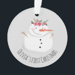 Baby Girls First Christmas Blume Snowman und Name Ornament<br><div class="desc">Dieses bezaubernde Design besticht durch einen einzigartigen und niedlichen Schneemann im Wasserfarbenstil,  der eine Christmassy Garland trägt,  sowie durch die Möglichkeit,  das Objekt mit dem Namen Ihres Mädchens zu personalisieren und ein Foto hinzuzufügen. Der perfekte Sake für Sie,  kleine Weihnachten,  oder für ein schneefreudiges Kind!</div>