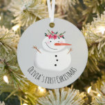 Baby Girls First Christmas Blume Snowman und Name Ornament Aus Metall<br><div class="desc">Dieses bezaubernde Weihnachtsmetalldekor-Design besticht durch einen einzigartigen und niedlichen Schneemann im Wasserfarbenstil mit einer Christmassy-Garage. Außerdem bietet es Platz,  um das Objekt mit dem Namen Ihres Mädchens zu personalisieren und ein Foto hinzuzufügen. Der perfekte Sake für das erste Weihnachtsfest deines Kleinen oder für ein schneeliebes Kind!</div>