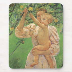 Baby greift nach einem Apfel von Mary Cassatt Mousepad