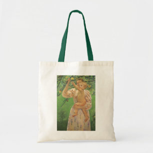 Baby greift nach einem Apfel von Mary Cassatt Tragetasche