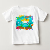Baby-Haifisch-Schwimmen im Ozean mit Fischen Doo Baby T-shirt (Vorderseite)