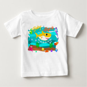 Baby-Haifisch-Schwimmen im Ozean mit Fischen Doo Baby T-shirt