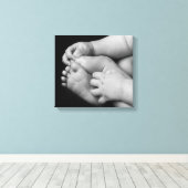 Baby Hände und Füße schwarz und weiß Leinwanddruck (Insitu (Holzboden))