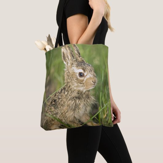 Baby-Häschen im Gras Tasche (Von Nahem)