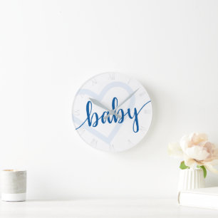 Baby Heart Cerulean Blue Classic Blüh Script Runde Wanduhr
