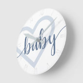 Baby Heart | Dusty Slate Blue Blühe Script Runde Wanduhr (Winkel)