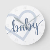 Baby Heart | Dusty Slate Blue Blühe Script Runde Wanduhr (Vorderseite)