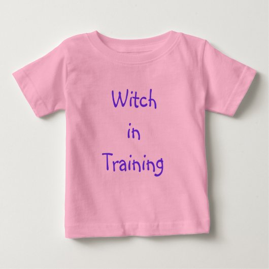 Baby-Hexe im Training Baby T-shirt (Vorderseite)