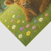 Baby Highland Cow in Pasture of Flowers Seidenpapier (Ausschnitt)