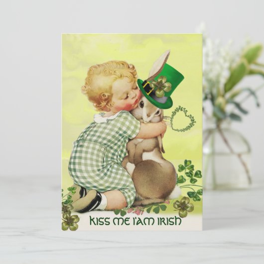 BABY HUGGING RABBIT IRISH ST. PATRICK'S DAY PARTY EINLADUNG (Stehend Vorderseite)