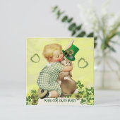 BABY HUGGING RABBIT IRISH ST. PATRICK'S DAY PARTY EINLADUNG (Stehend Vorderseite)