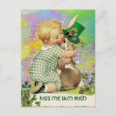 BABY HUGGING RABBIT St. Patrick's Day Kleeblatts Postkarte (Vorderseite)