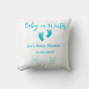 Baby im Winter duschen blaue Babyfüße Schneeflocke Kissen