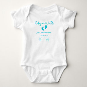 Baby im Winter duschen blaue Babyfüße Schneeflocke Strampler