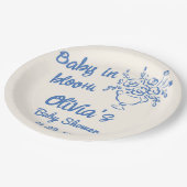 Baby in blauer Hand gezogenes Blumenbaby-Dusche Pappteller (Schrägansicht)