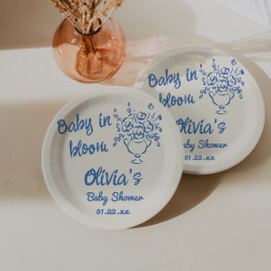 Baby in blauer Hand gezogenes Blumenbaby-Dusche Pappteller