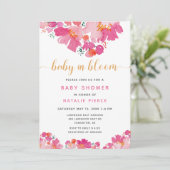Baby in Bloom Baby Dusche Rosa Blumenwasser Farbe Einladung (Stehend Vorderseite)