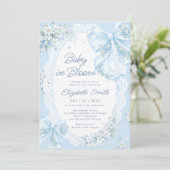 Baby in Bloom Blue Bow Floral Boy Baby Shower Einladung (Stehend Vorderseite)