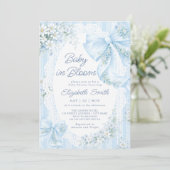 Baby in Bloom Blue Bow Floral Lace Baby Shower Einladung (Stehend Vorderseite)