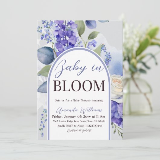 Baby in Bloom Blue Boy Floral Baby Shower Einladung (Stehend Vorderseite)