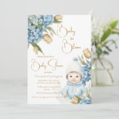 Baby in Bloom Blue Floral Baby Boy Einladung (Stehend Vorderseite)