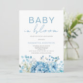 Baby in Bloom Blue Floral Boy Baby Dusche Einladung (Stehend Vorderseite)