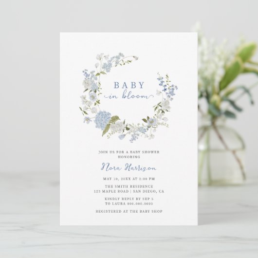 Baby in Bloom Blue Floral Wreath Baby Shower Einladung (Stehend Vorderseite)