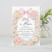 Baby in Bloom Blush Pink Bow Baby Shower Einladung (Stehend Vorderseite)
