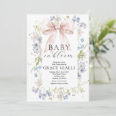 Baby in Bloom bow Baby Shower Einladung (Stehend Vorderseite)