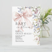 Baby in Bloom bow Baby Shower Einladung (Stehend Vorderseite)