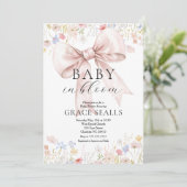 Baby in Bloom bow Baby Shower Einladung (Stehend Vorderseite)
