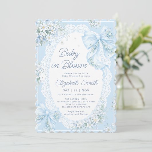 Baby in Bloom Bow Blue Floral Boy Baby Shower Einladung (Stehend Vorderseite)