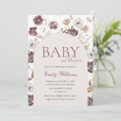 Baby in Bloom Burgundy Wildblume Babydusche Einladung (Stehend Vorderseite)