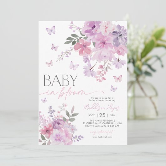 Baby in Bloom Butterfly Lila Babydusche Einladung (Stehend Vorderseite)