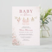 Baby in Bloom Clothesline Pink Bow Baby Shower Einladung (Stehend Vorderseite)