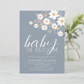 Baby in Bloom Daisy Blue Baby Shower Einladung (Stehend Vorderseite)