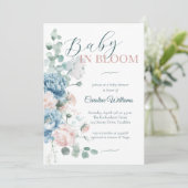 Baby in Bloom Dusty Blue Baby Shower Einladung (Stehend Vorderseite)