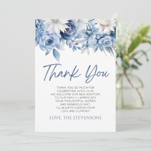 Baby in Bloom Dusty Blue Floral Baby Dusche Dankeskarte (Stehend Vorderseite)