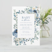 Baby in Bloom Dusty Blue Floral Baby Shower Einladung (Stehend Vorderseite)